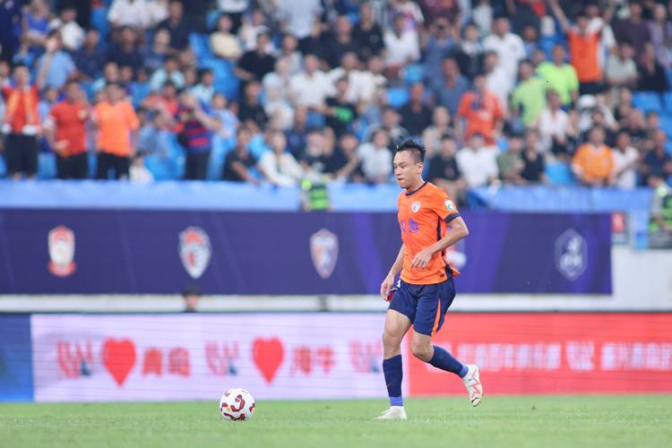 新秀+1!泰山小将齐千程参加赛前发布会,将进入本轮中超比赛名单