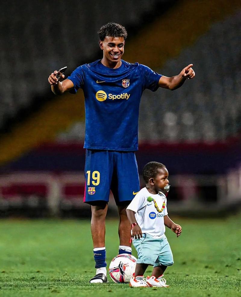 德拉富恩特回应记者：你踢球有不疼的时候吗？亚马尔的不适很正常