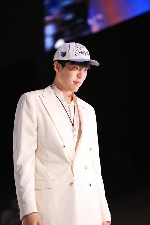 杨瀚森的穿衣风格如何？格兰特：没留意过 不过我可以帮他参谋