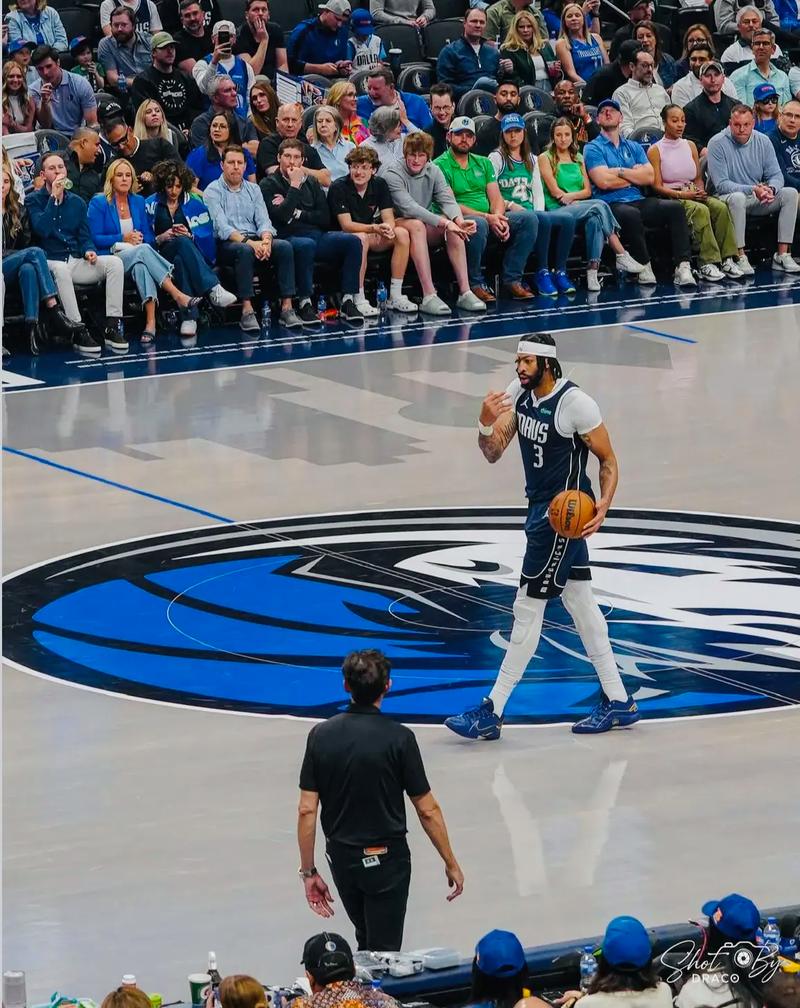 浓眉:弗拉格攻防极具天赋 我们会安排他防KD巴特勒这样顶尖侧翼