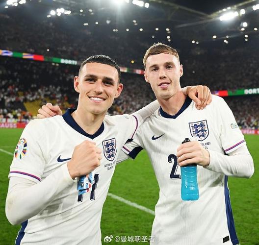 曼城新赛季全家福:瓜帅C位,两侧为福登和B席