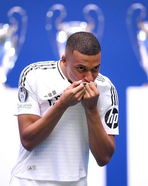 领取9月最佳奖杯+破门!姆巴佩社媒:又一个美妙的伯纳乌之夜