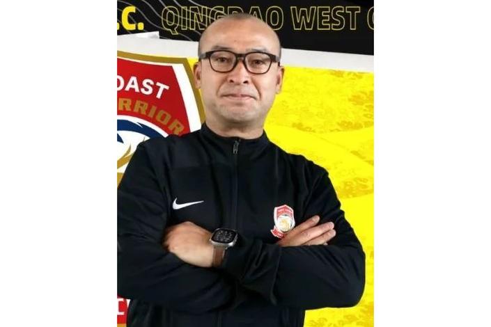 阿萨莫阿被推撞到广告牌！前田浩二怒批：重庆这么想赢？不丢人吗