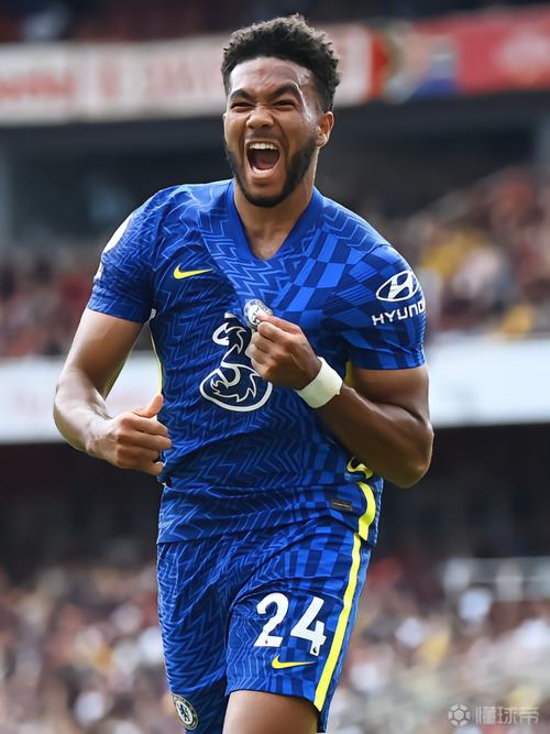 里斯-詹姆斯社媒晒照：蓝桥在昨日的比赛山呼海啸，气氛太棒啦！