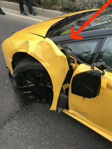 死里逃生!荷兰前国脚遭遇4车连环车祸,百万兰博基尼直接报废