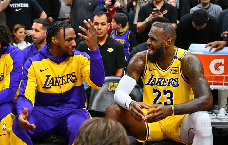 扫到布朗尼裆部！美球迷打趣追梦内心OS：不及你爸爸哦