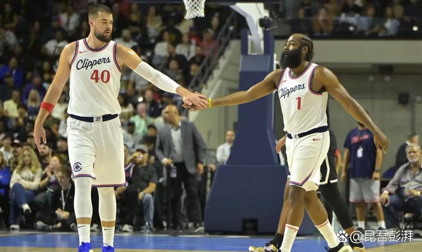 忙里偷闲!祖巴茨&博格丹&柯林斯观看同城球队洛杉矶FC比赛!