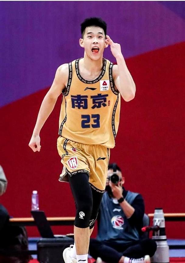 林葳：NCAA的强度跟国际赛场一样 非常快 刚来时适应了一段时间