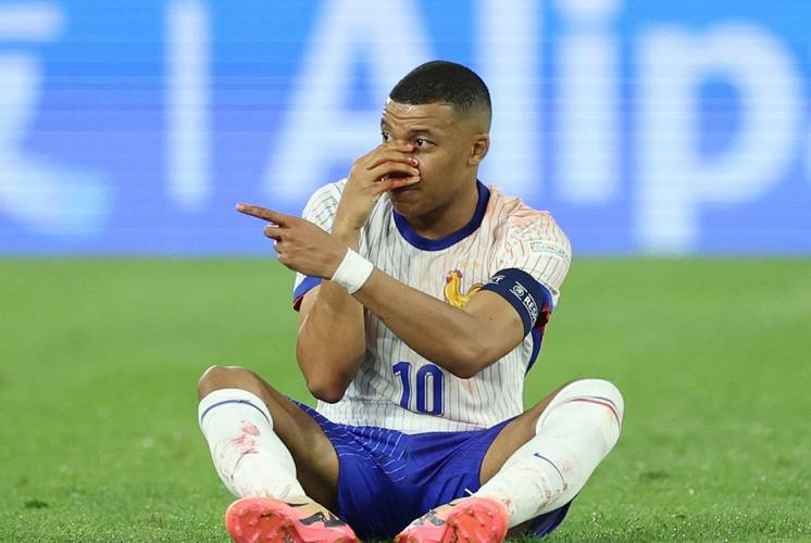 马卡:姆巴佩因脚踝扭伤缺席法国队首练,目前正接受治疗