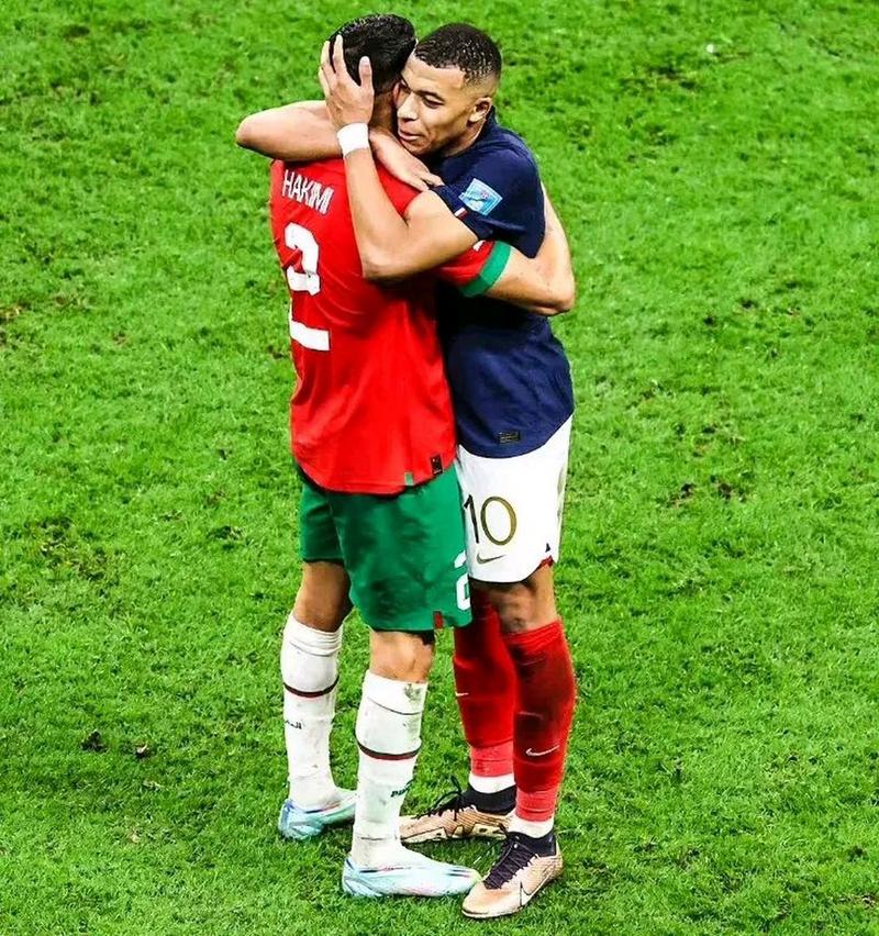 亲如长兄！小姆巴佩赛后与阿什拉夫碰头“顶牛”