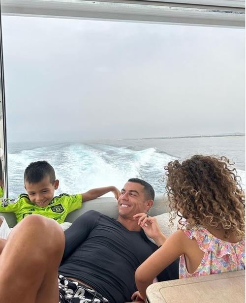 总裁的日常生活！乔治娜社媒晒C罗带娃照片