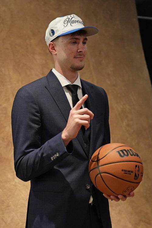 克里斯蒂：弗拉格传球很棒能应对压力 他完全适应NBA的节奏