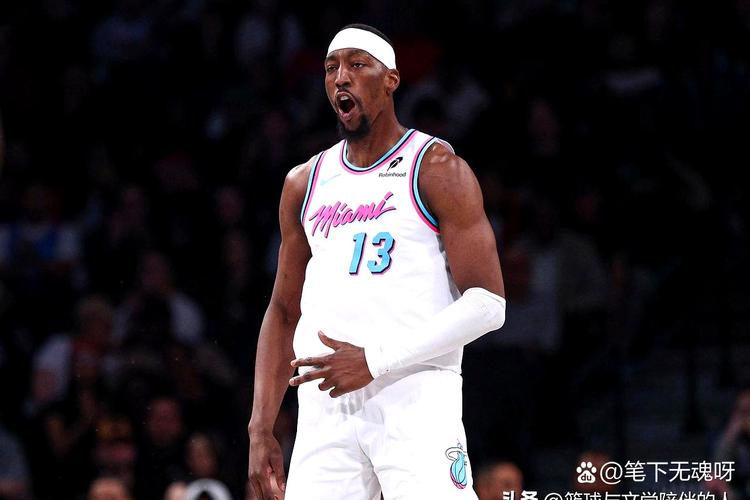 阿德巴约:鲍威尔能自己创造得分机会 期待他进化出新版本的自己