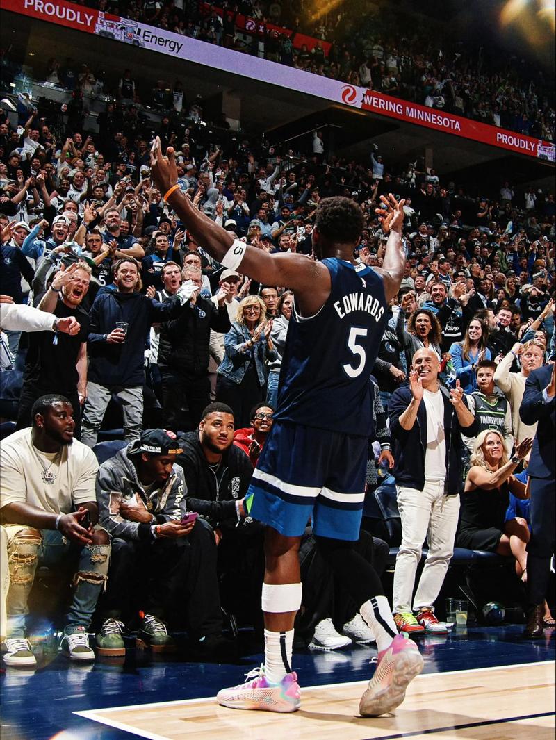 观赏性十足！爱德华兹突破拉杆换手上篮得分