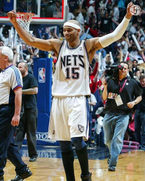 篮网已抵达澳门备战中国赛！球队名宿卡特也来了！