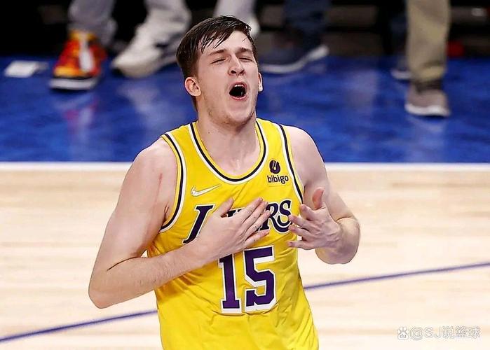 湖人官方晒训练照：斯玛特防八村中投 里夫斯顶防斯玛特