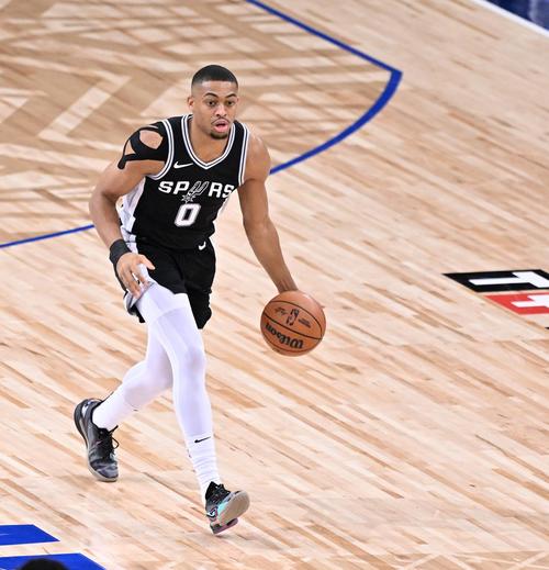 状态火热!凯尔登半场6中5高效砍下15分5板 次节独得10分