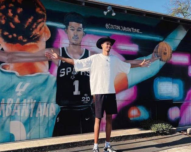 更夸张了！马刺官方公布文班最新身高为2米26 比上赛季高了5厘米