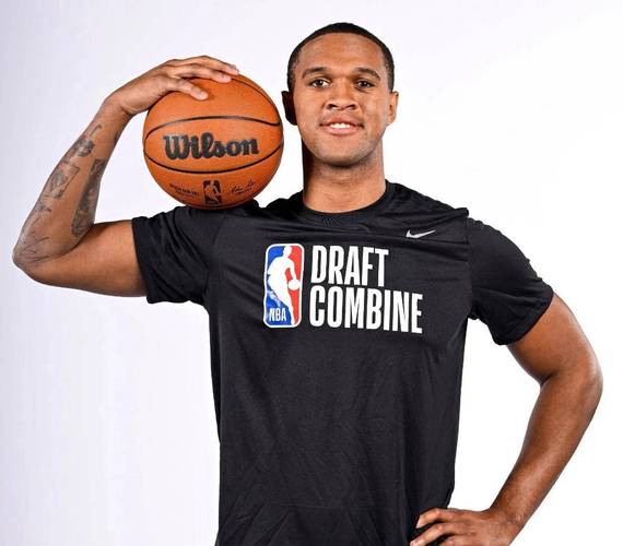 此前被湖人裁掉！黄蜂官宣签下NCAA得分王埃里克-狄克逊