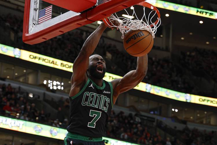 轻轻松松!杰伦-布朗13中6拿到21分1篮板