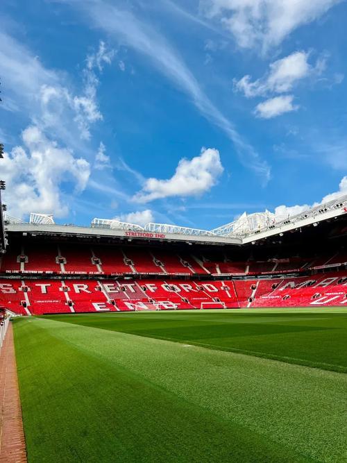 记者:曼联发出第一份球迷调查问卷,询问球迷对新球场的意见