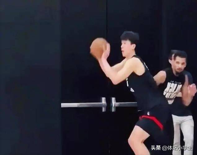 青岛记者：杨瀚森打得挣扎体能需要加强 真正的考验还在后面