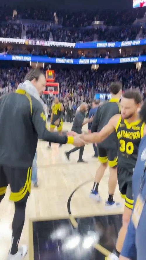 球迷日活动库里和小球迷击掌 小球迷疯了：我再也不会洗手了！