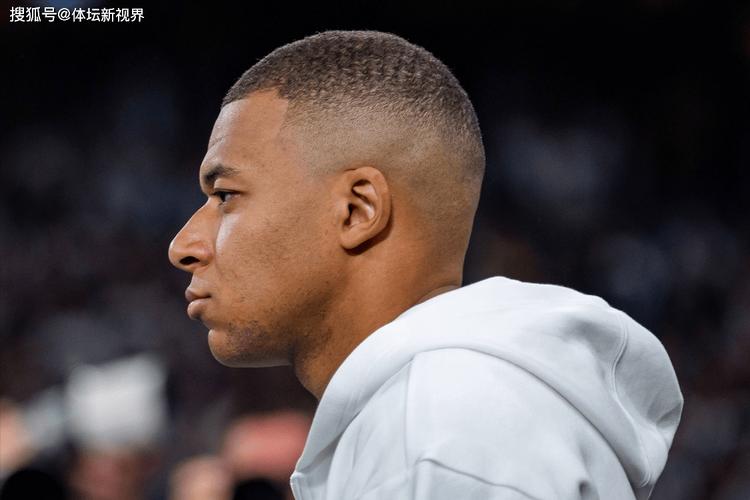 队报:姆巴佩再次伤到了右脚踝,将在今天返回皇马不会出战冰岛