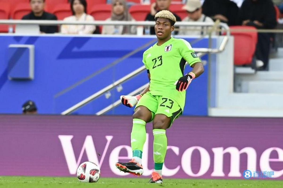 这球漂亮！阿尔米隆潇洒停球后凌空扫射，攻破铃木彩艳大门！