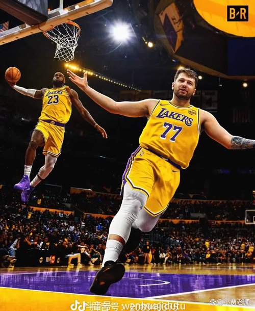 cue一下老詹?阿贾面对镜头:不是一冠 不是两冠 我们三冠喽