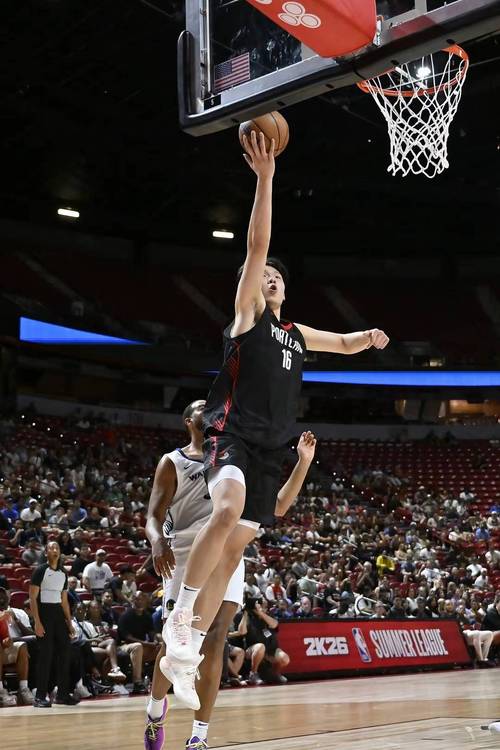 比卢普斯:杨瀚森很全面防守端站位更好 篮下保护非常出色