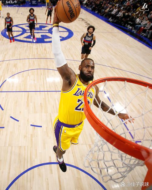 后卫抢板！吉莱斯皮6投3中&罚球4中3 得到11分9板2助