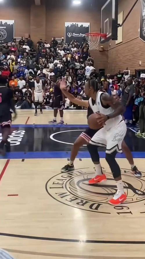 太滑了吗？格兰特突破直接晃倒德罗赞 轻松双手扣篮