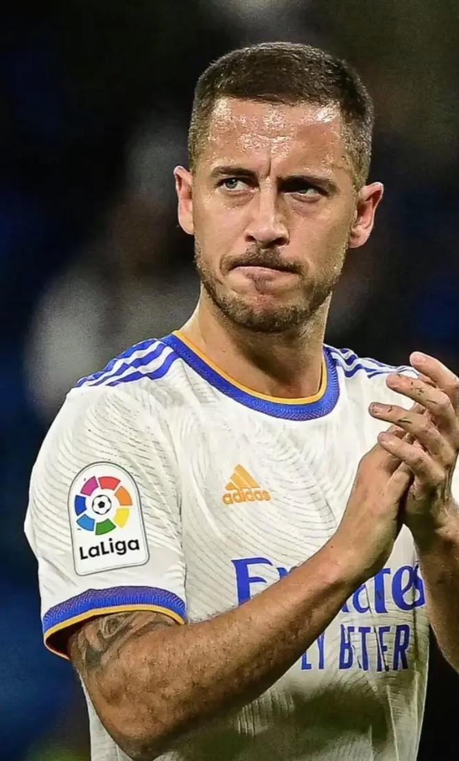 变成了阝可扌乚尔😱34岁阿扎尔亮相切尔西传奇赛，肚腩清晰可见