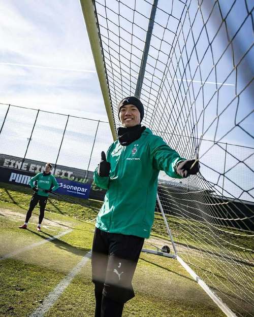 回家！赫伊森造访青训母队马拉加，身穿马拉加球衣拍照