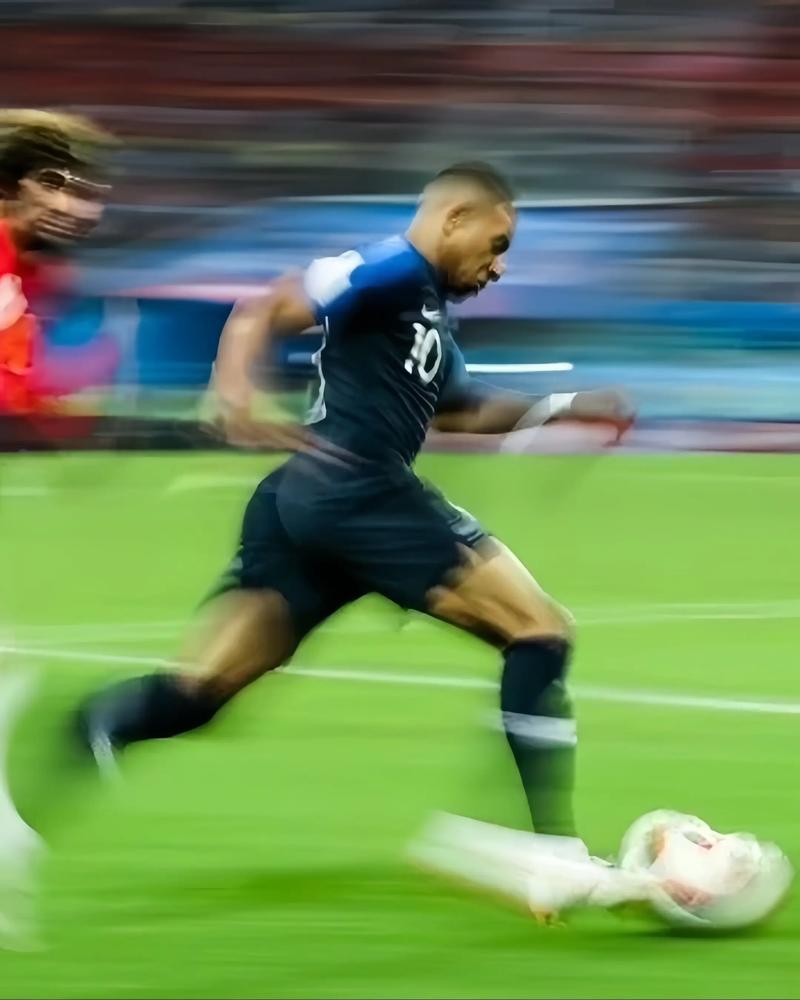 姆巴佩:亚马尔?我们应该只关注他场上表现 18岁时谁都会犯错