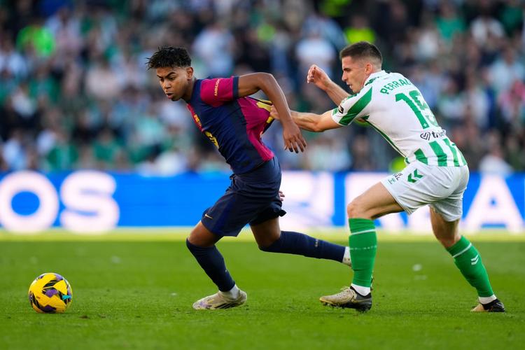 突突突!本赛季西甲每90分钟成功过人次数:亚马尔5.96次居首