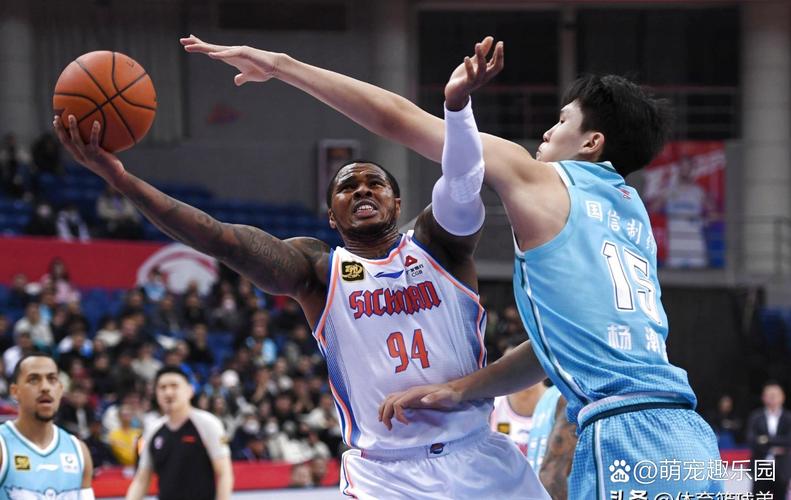 球队主持人:杨瀚森和姚明不同 后者是低位大杀器&前者更独特