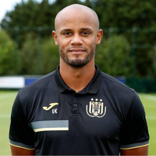 曼晚:孔帕尼专程飞回曼市包下五星级酒店,为妻子庆祝40岁生日