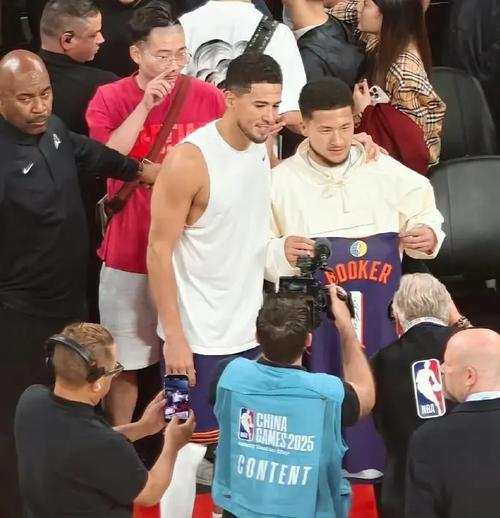 期待下次相遇！布克晒中国赛期间的近照：来自中国澳门的爱