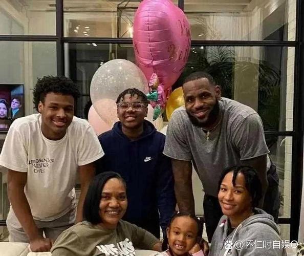 詹姆斯晒与画家合影:恭喜我的兄弟!我为你无比骄傲 感谢邀请