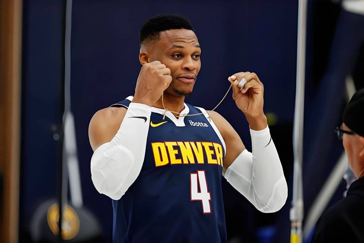 🎤NBA新赛季下周三就要开打 为什么到现在还没有球队签威少？