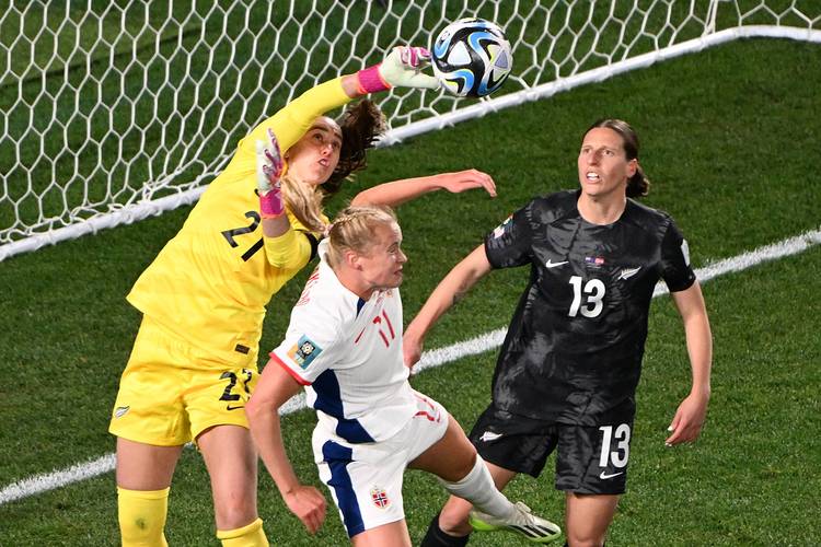 挪威主帅:鲍勃对新西兰太粘球拼抢也不积极 鲍勃:客观的评价