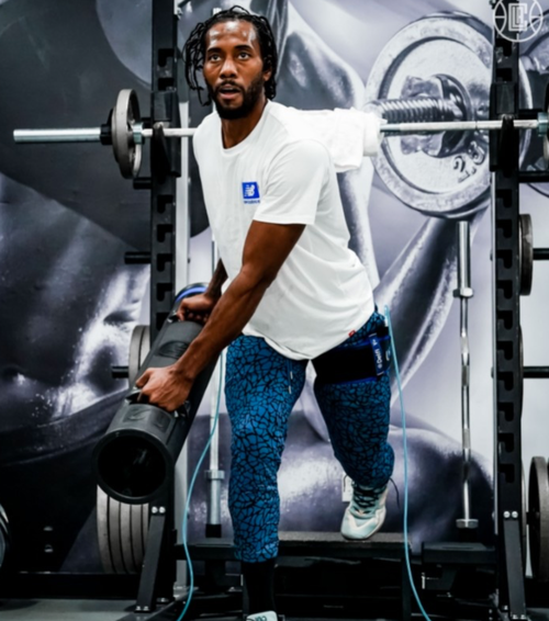 氛围太好了！快船官推晒训练照：全员面带笑容 小卡两次上镜