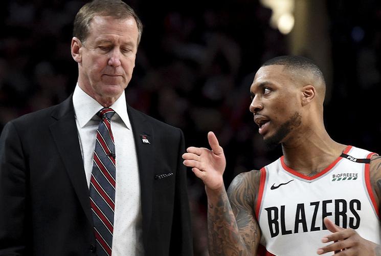 曾共事9年！勇士助教斯托茨和昔日爱徒利拉德赛前场边聊天