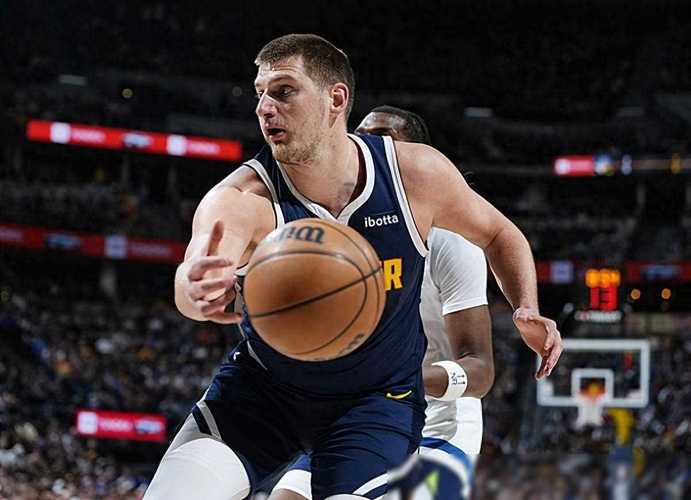 牛刀小试！约基奇10投7中高效砍下18分8板8助 正负值高达+24！