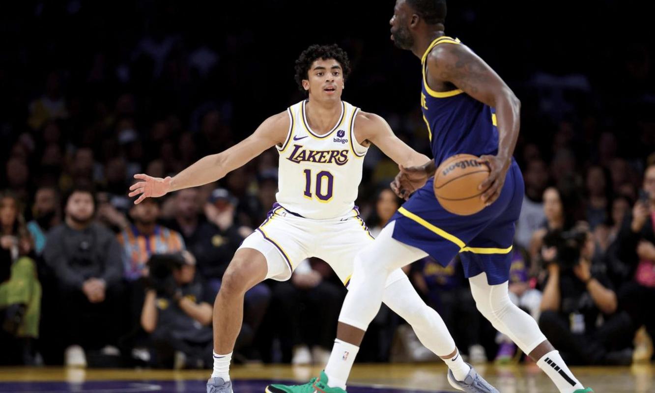 中规中矩!湖人双向后卫尼克-史密斯10中3拿到8分4板2助 三分6中2