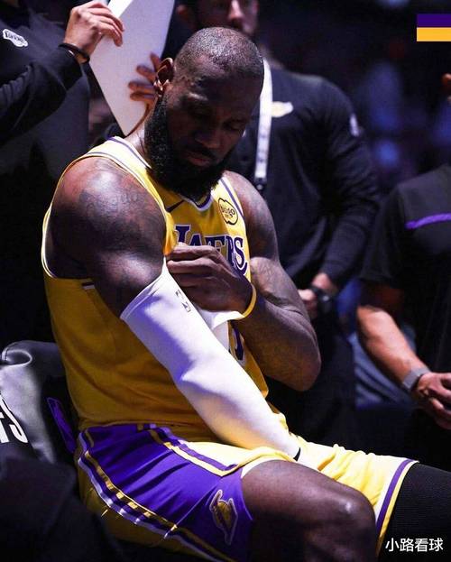 媒体人：特雷-杨调侃詹姆斯行为没错 行业top级别的人都这么干了