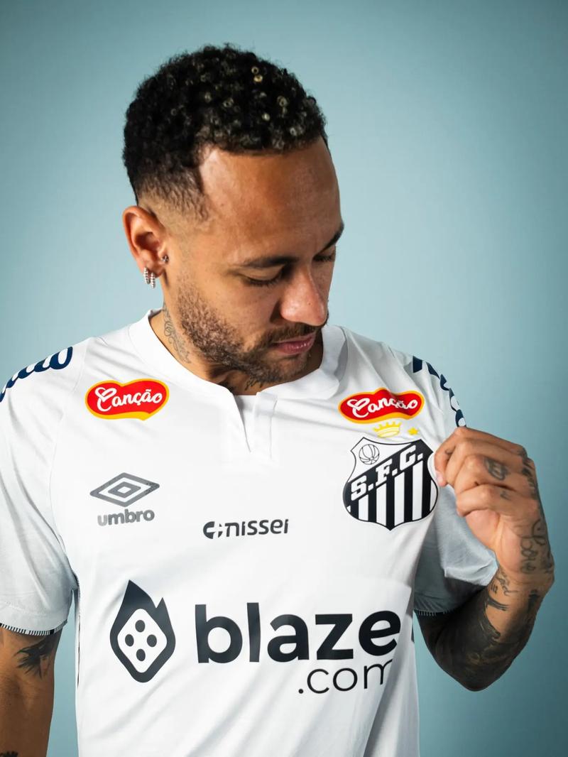 因伤缺席!内马尔带着女儿来到球场,为桑托斯助威