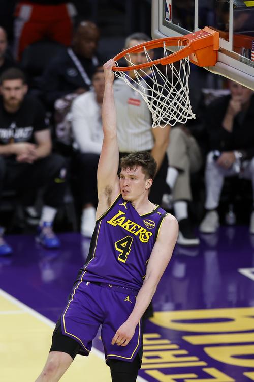 狂投三分!德里克-怀特23投10中&三分17中6砍下33分9板6助4帽